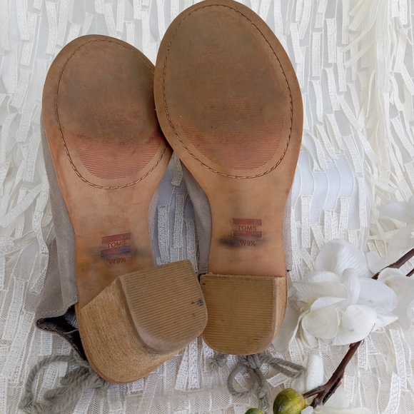 Toms 'Elba' Suede Heels - Picture 11 of 13